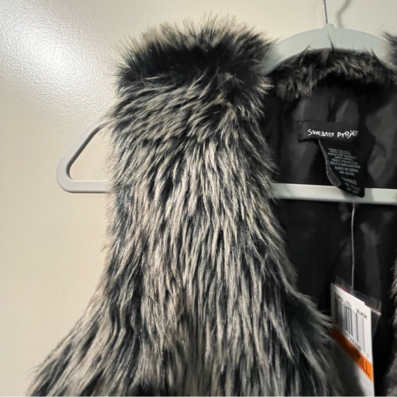 Faux Fur Brownish-Gray Vest with elasticity dark silvery belt. Size small - Picture 12 of 16